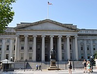 米財務省。ホワイトハウスに隣接している＝２７日、米ワシントン