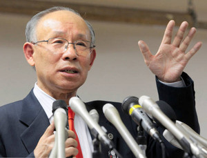 講演会で都知事選への立候補を表明する宇都宮健児氏＝２８日午後、東京都文京区の文京区民センターで（坂本亜由理撮影）