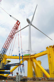 千葉県市原市の工場で公開された浮体式洋上風力発電所の風車＝２５日午前