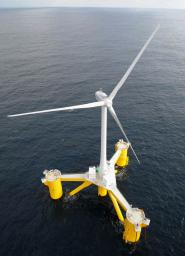 福島県楢葉町の沖合約２０キロに設置された浮体式洋上風力発電所の風車＝１１日午前、共同通信社ヘリから