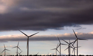 主要供給源　スペイン中部にそびえる風力タービン　Sergio Perez-Reuters