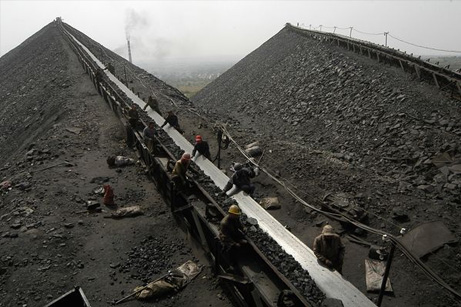 中国の石炭灰集積場で撮影された、燃え残った石炭の回収作業。発電所やビル、工場など世界中で建設されているインフラ設備の主たるエネルギー源は、石炭など化石燃料だ。