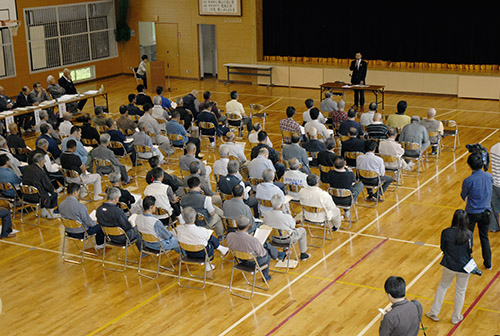 ダムによる治水対策受け入れを決めた小国川漁協の総代会＝最上町・旧瀬見小