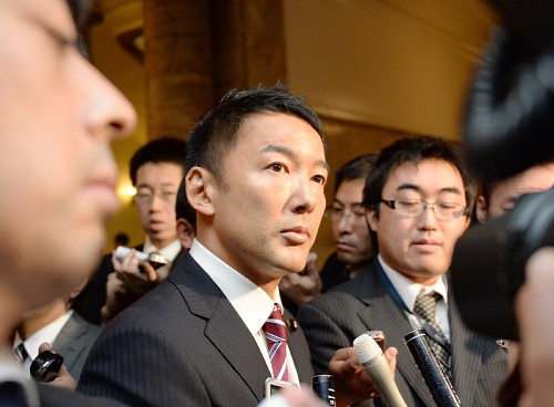 参院議院運営委員会臨時理事会での事情聴取を終え、記者の質問に答える山本太郎議員（中央）＝国会内で２０１３年１１月１日午後０時６分、藤井太郎撮影