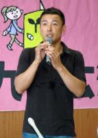 九州電力玄海原発の運転停止などを求める訴訟で、追加提訴後の報告集会で発言する俳優の山本太郎さん＝３１日午後、佐賀市