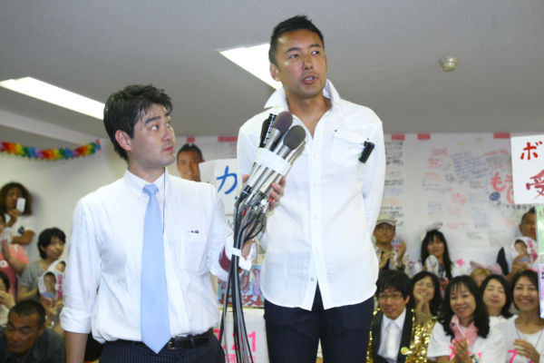 マスコミの共同記者会見に応じる山本太郎氏。週刊誌の「ひっかけインタビュー」など陥し穴が待つ。＝21日、高円寺　写真：山田旬＝　