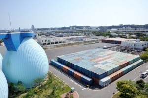 焼却灰を収納するコンテナは、来年３月末で置き場がなくなる（横浜市の南部汚泥資源化センター）