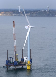 千葉県銚子市沖に設置された「洋上風力発電」の巨大風車。奥は屏風ヶ浦＝２０１２年１０月２２日、本社ヘリから